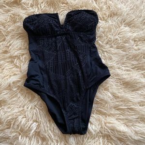 One pierce cut out bathing suit